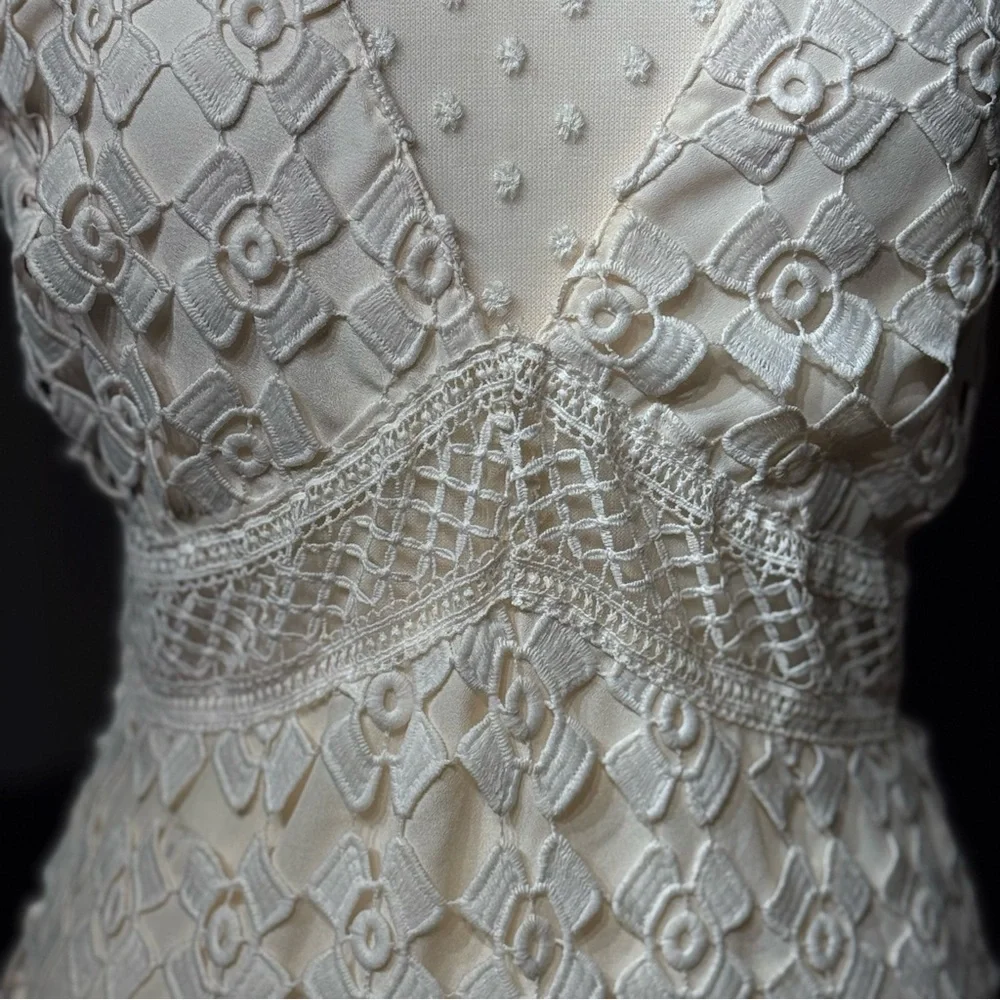 Romeo & Juliet Couture Cream Lace Mini Dress - Picture 10 of 12
